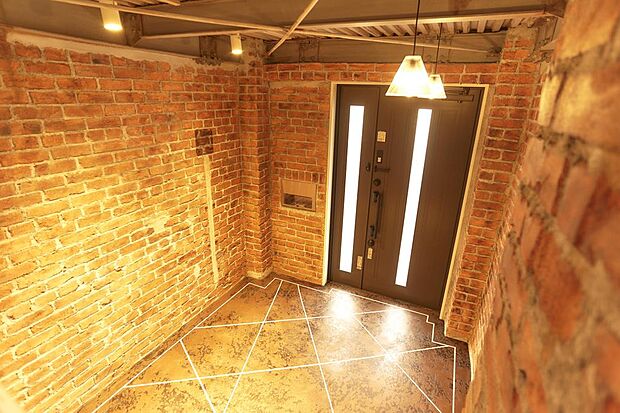 １階玄関はフリースペースも兼ねており、趣味のスペースとしても活用できます。賃貸契約前の写真です。