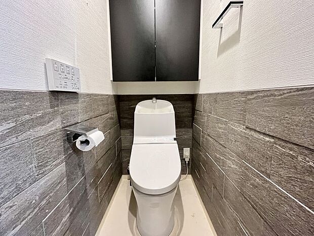 掃除道具やトイレットぺーパーの置き場として便利な棚付きのトイレ！快適な温水洗浄便座付いてます！