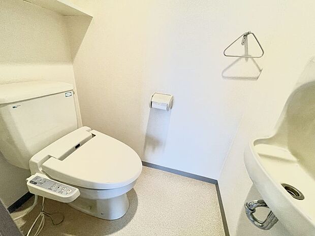 手洗いカウンターのあるトイレ。カウンターに小物を飾ってオリジナルの空間を作るのも楽しそうですね。