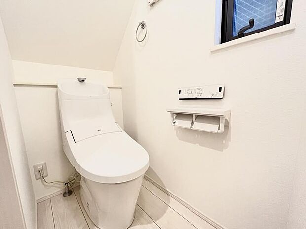 節水型でエコなトイレには、今では当たり前のウォシュレット付き。トイレは1.2階にございます。
