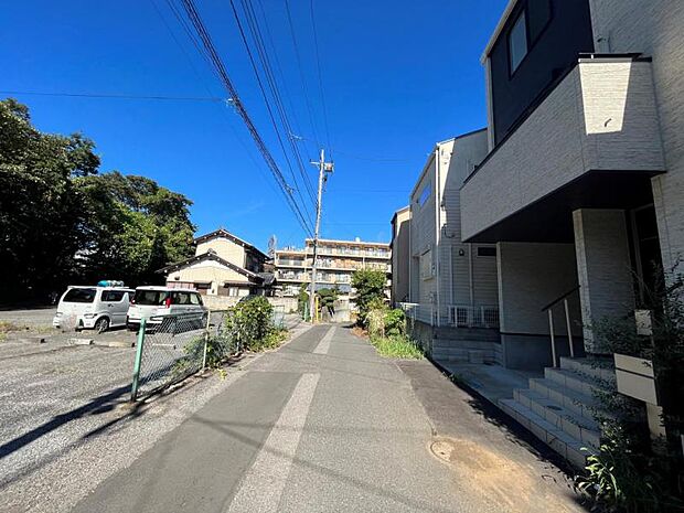 車通りの少ない前面道路です。