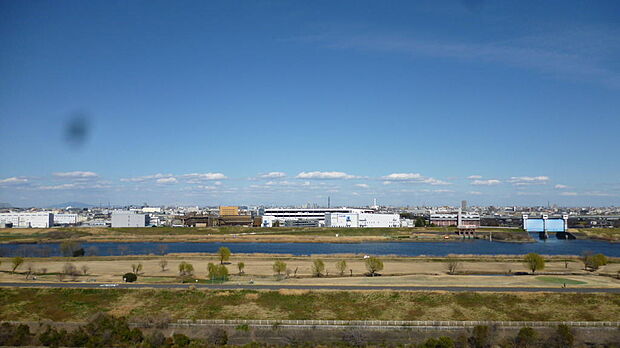 玄関外のアルコーブから隅田川・荒川を眺めます。