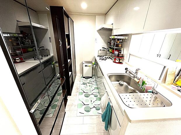 冷蔵庫、食器棚を設置しても十分な広さです！使いやすいシステムキッチン