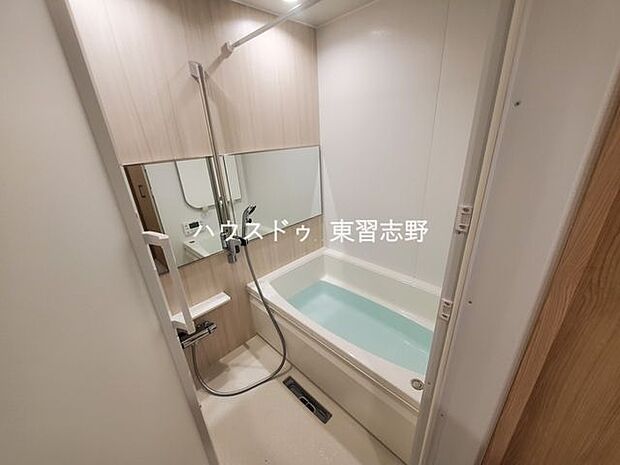 シンプルな色合いの浴室は快適なだけではなく、清潔さ換気を保ちます。
