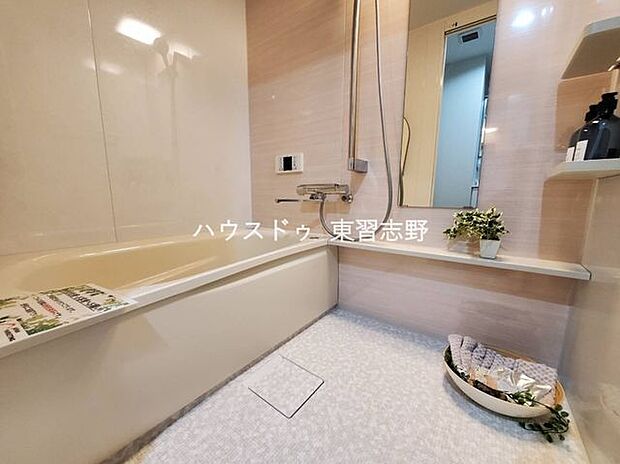 シンプルな色合いの浴室は快適なだけではなく、清潔さ換気を保ちます。浴室暖房換気乾燥機付で雨の日もお洗濯がはかどります。