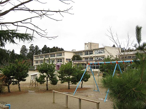 矢沢小学校まで350ｍ（徒歩約5分）。
