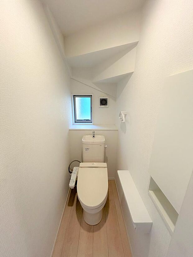 【クリーニング中】1階のトイレは階段下のスペースを有効活用して設置されています。窓のところにちょっとしたスペースがあるので、消臭剤などを置けますね。