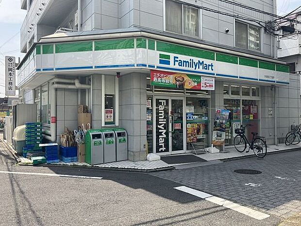 ファミリーマート 大谷田三丁目店 750m