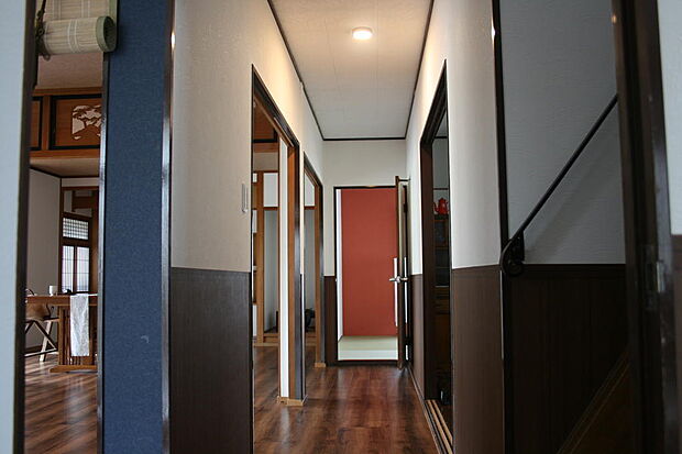 1階、リビングから和室に続く廊下です。