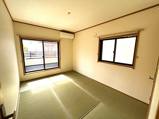 和室は南向きバルコニーからの暖かな陽光で、明るく開放的な一室です。こちらのお部屋には大きなウォークインクローゼット付きです。