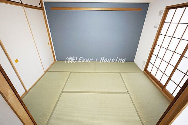 和室は畳、壁紙、障子を取り換えました。新しい畳の井草の香りが和を感じさせます。