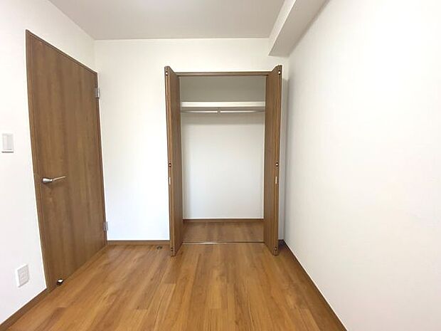 4.7帖の洋室別アングル。全室に収納スペース完備ですっきり整頓された空間作りが可能です！