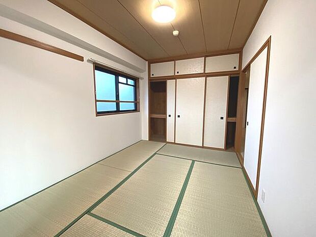 6畳の和室。リビングと廊下から出入り可能につき、くつろぎの空間や客間としてご使用いただけます！