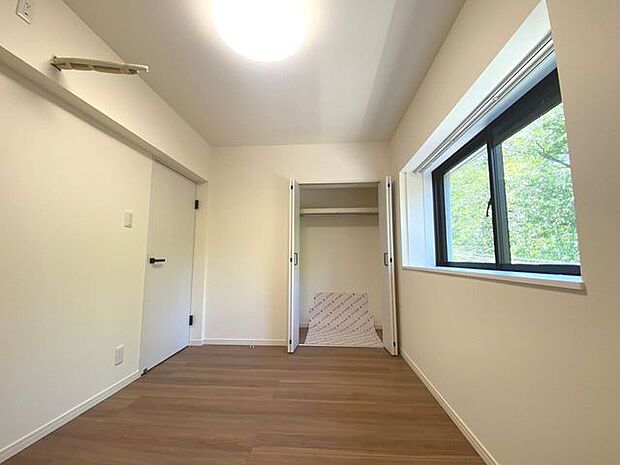 5帖の洋室。全洋室に収納スペースがあるので整頓されたお部屋作りが可能です！