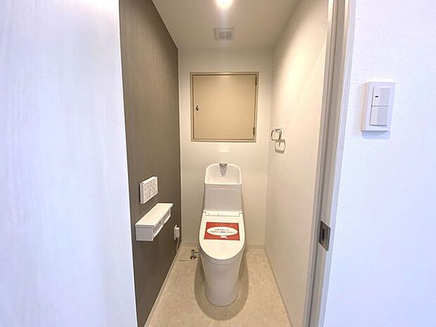温水洗浄便座付きトイレ。新品交換済みにつき清潔な状態でご使用いただけます！