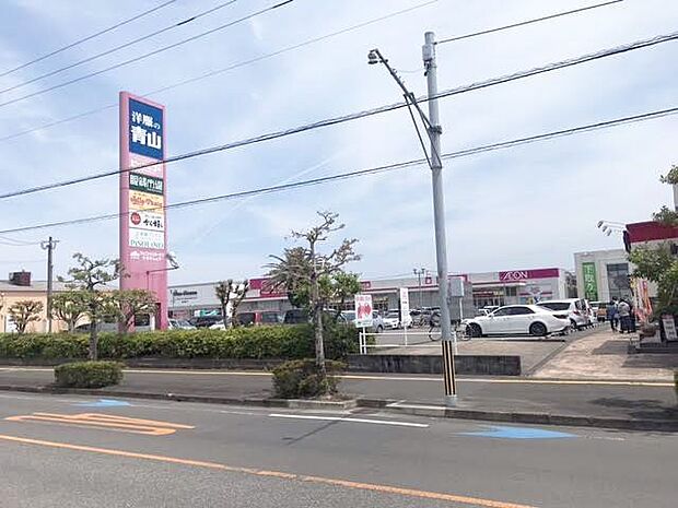 フェニックスガーデンうきのじょう宮崎市柳丸町の商業地域にある商業複合施設。大手スーパーマーケット、衣料専門店、飲食店、その他専門店が軒を連ねる。 1170m