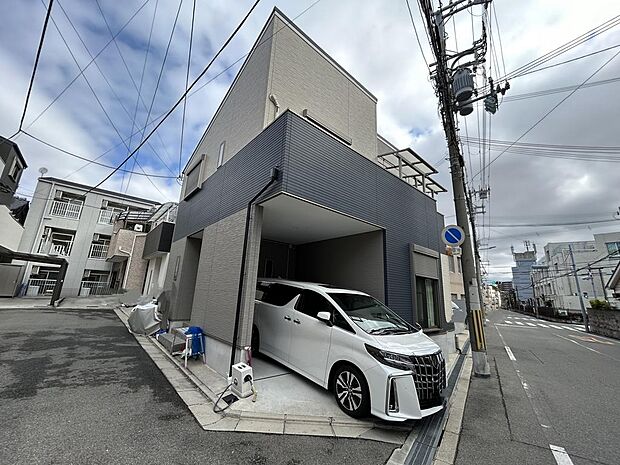 駐車1台可(車種による)♪雨の日の運転やお出かけがしやすいビルトインガレージ付。