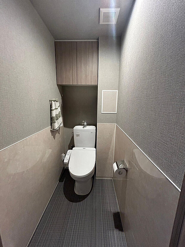 温水洗浄便座付きトイレ◎清潔感のある空間です。【※売主様居住中によりプライバシー保護の為画像の一部を加工しています。調度品・家具・電気製品等は価格に含みません。】