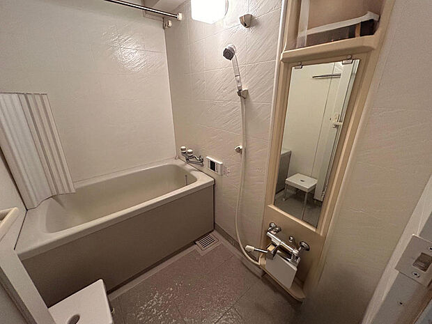 浴室乾燥機付きバス　※売主様居住中によりプライバシー保護の為画像の一部を加工しています。調度品・家具・電気製品等は価格に含みません。