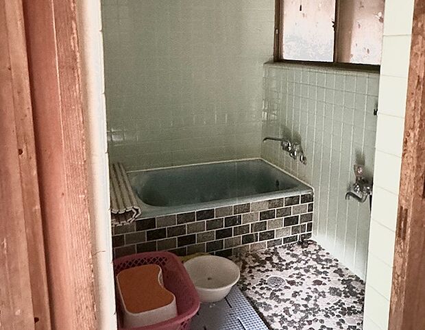 レンガ張りのタイルがレトロかわいい浴室