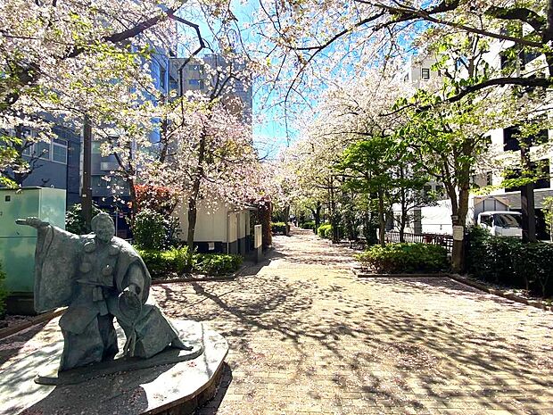 桜が満開の徒歩1分の緑道。