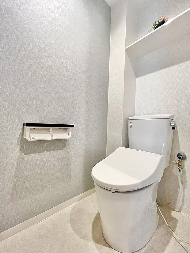 トイレには収納付きでトイレットペーパーや掃除用の洗剤も隠してスッキリさせることができます♪