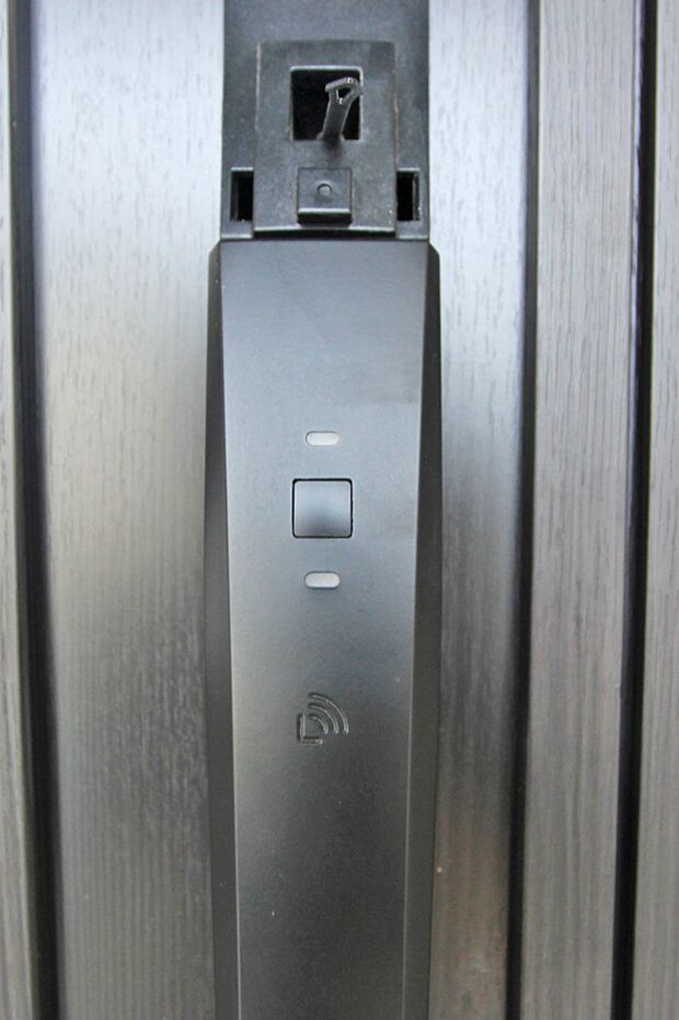 ドアハンドルのボタンを押すことで施錠・解錠。毎日の玄関ドアの鍵の開け閉めが快適に。