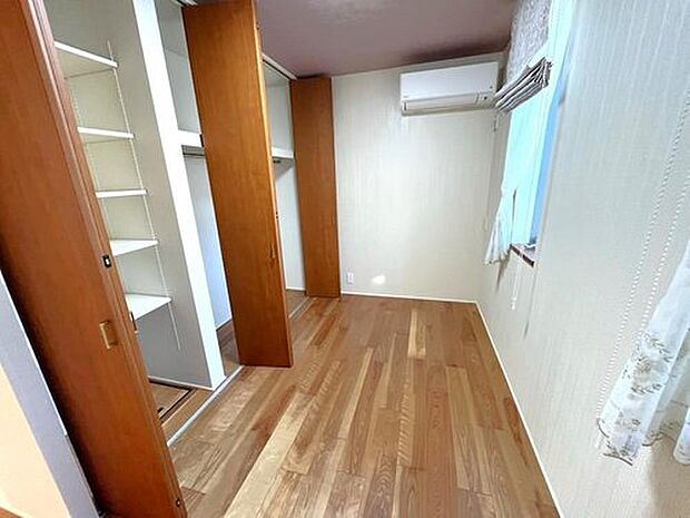 寝室にもぴったりの洋室。大容量の収納スペースには棚になっている箇所もあり、整理しやすいのが特徴です。エアコンも付いています(計3台完備)