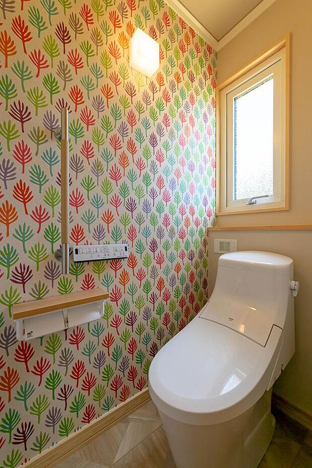 壁紙も北欧風なおしゃれなトイレ