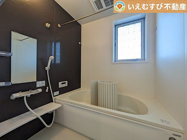 モダンな配色のモダンな浴室　ダークトーンの壁面がアクセントになっておしゃれ！窓付きで空気の入れ替えも出来ます！