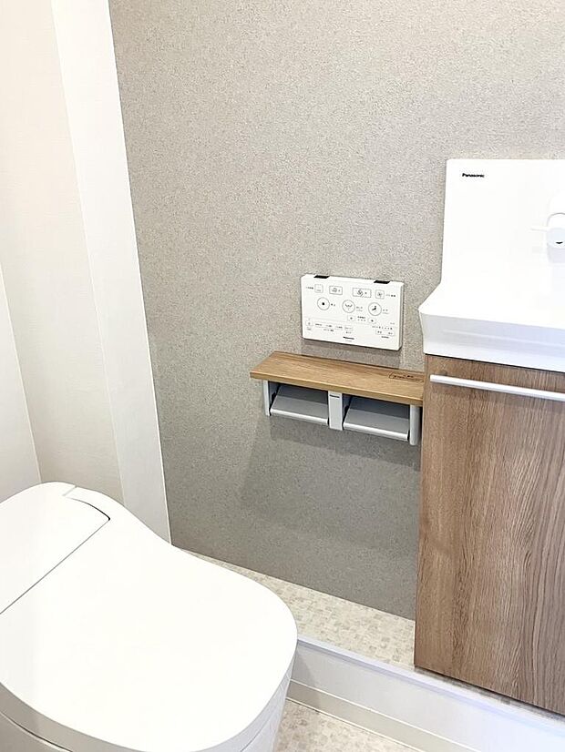 独立した手洗いがあります。タンクレストイレの多機能なアラウーノが設置されており、快適です。