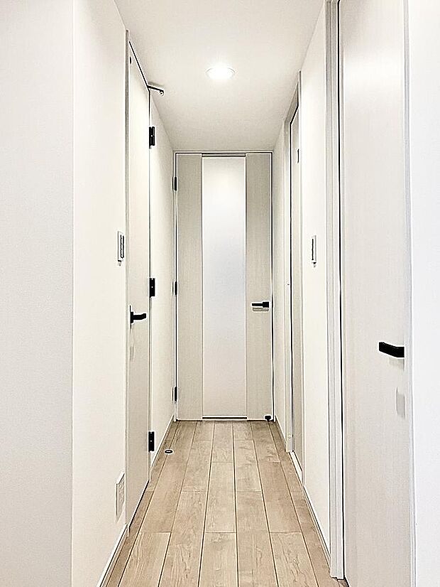 白を基調とした明るい廊下。インテリアドアはハイドアです。
