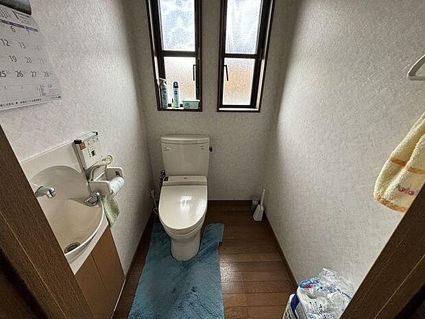 1階　トイレ。一般的なトイレよりもスペースを広くとってあります。