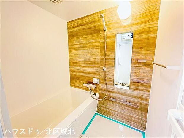 木目調の壁で暖かみのある浴室です。