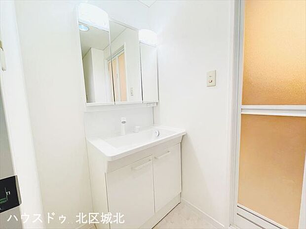 毎日お使いになる洗面所は、明るく清潔感のあるスペースです。3面鏡の裏側や洗面台下など収納スペースが豊富な洗面台になっています。