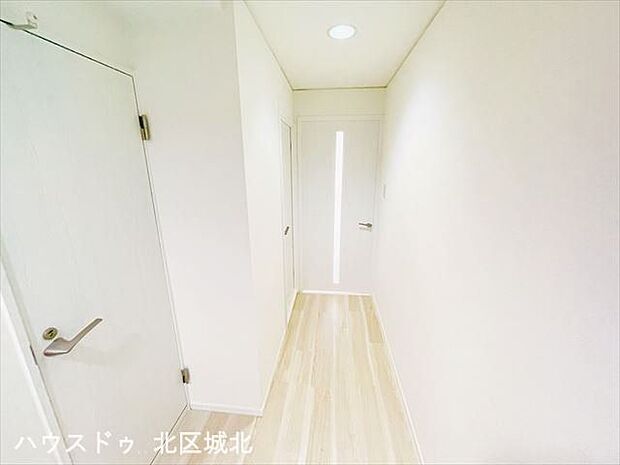 真っ白ですっきりした廊下です。
