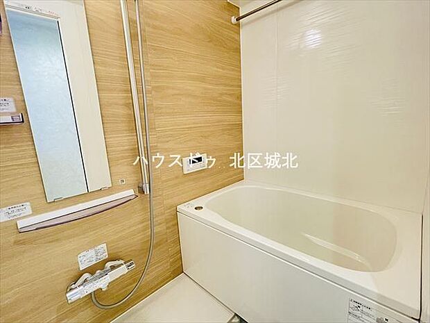木目調の壁で暖かみのある浴室です。