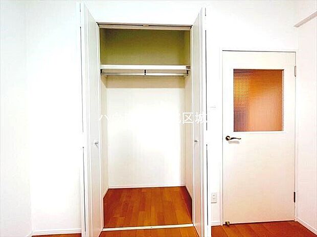 6.2帖洋室収納：両開き扉で、どこに何が収納してあるのかチェックがしやすいです。