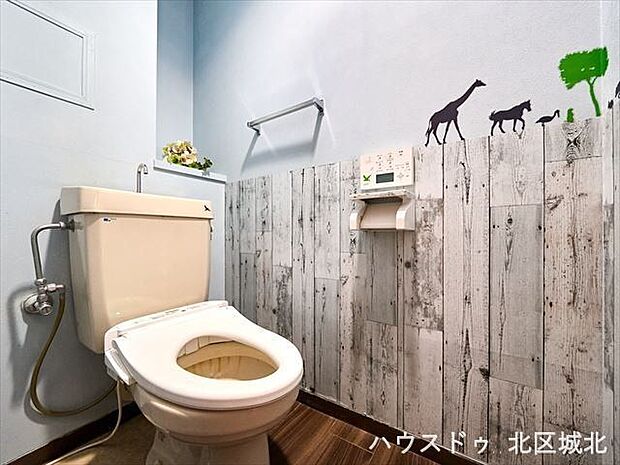 壁のデザインがお洒落なウォシュレット機能付トイレです。