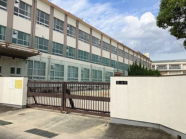【名古屋市立楠中学校】「強く、正しく、清らかに」を校訓に掲げています。 1840m