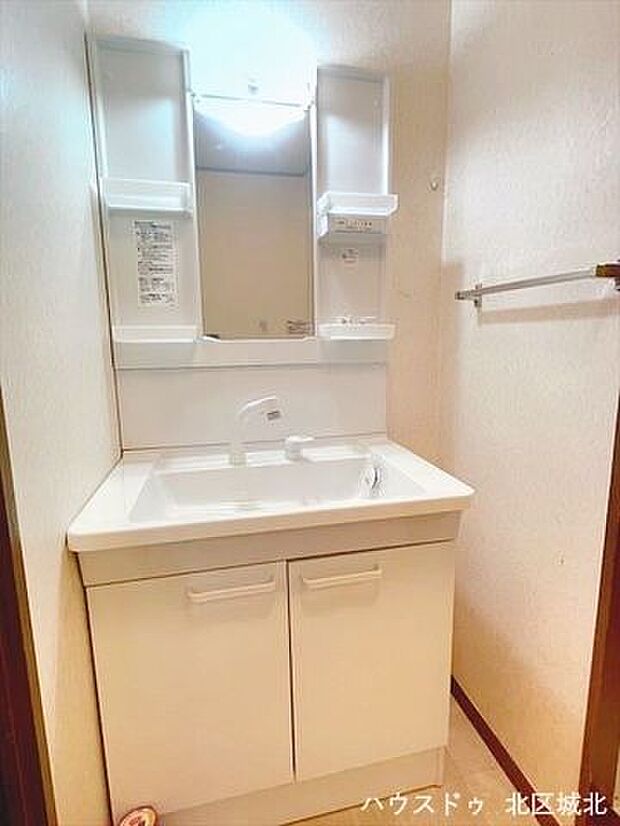 洗面台の向かいに洗濯機置場があります。シャワー付きの洗面台はシャンプ―するのに便利だけでなく、お掃除の面でも便利です。