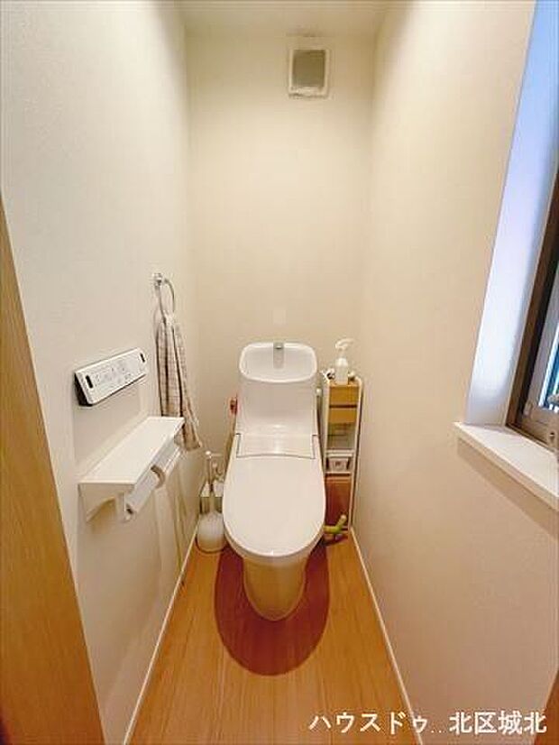1階トイレ：ウォシュレット機能付ですので寒い時期も便座を温かくでき安心して座ることができますね。