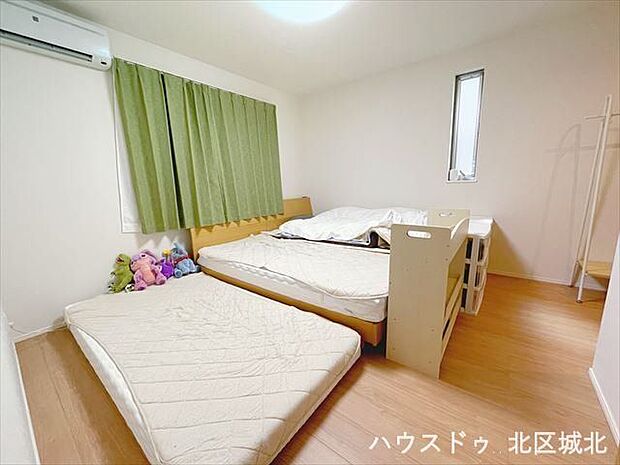 8帖洋室：一番広い居室は主寝室としてのご利用に最適ですね。ご夫婦で過ごす居室にピッタリです。