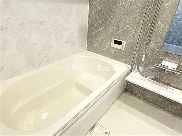 エコベンチ浴槽は節水効果があり、半身浴を手軽に楽しむことができる優れもの。また、窓があることで圧迫感がなく、リラックスしてお風呂時間を楽しめそうです。