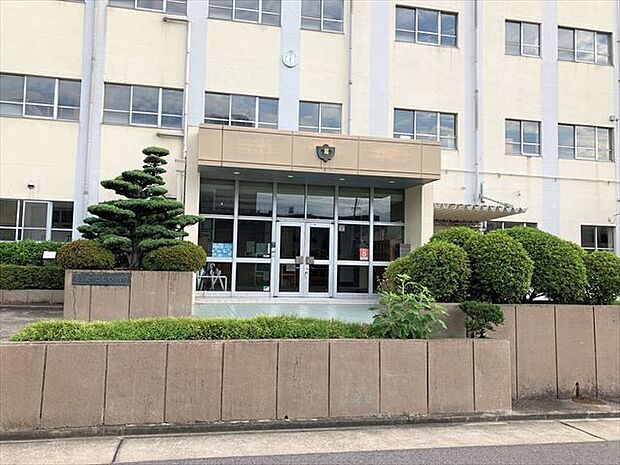 【名古屋市立若葉中学校】「誠−規律・勤勉・自主・友愛・協調−」を教育目標に掲げています。 160m