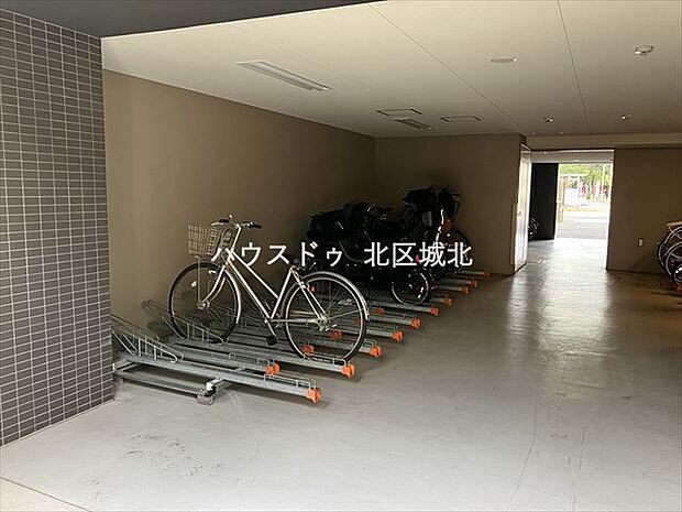 駐輪場です。屋根がついているので自転車を濡らさずに保管できます。