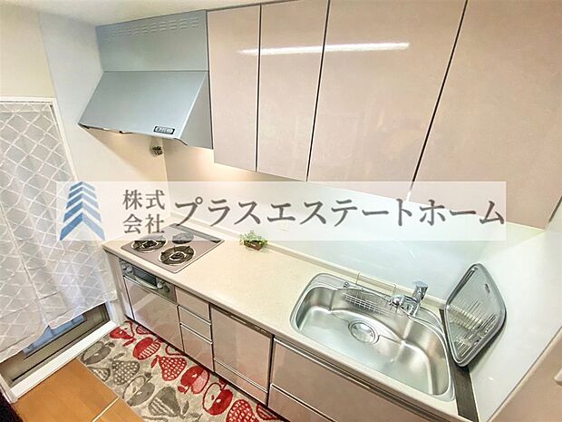 独立型キッチンで洗面所へもアクセス可能♪家事が導線上で便利な設計♪