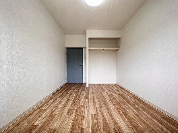 洋室1（約6.0帖）　ドア：Panasonicベリティス(ブルーグレーオーク柄)　床：DAIKENマンション用床材(ペカン柄)