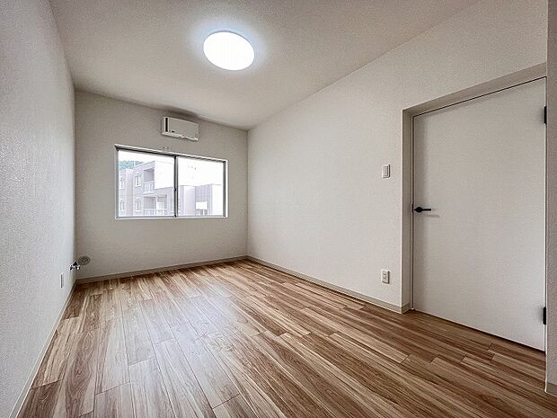 洋室3（約6.4帖）　ドア：Panasonicベリティス(しっくいホワイト柄)　床：DAIKENマンション用床材(ペカン柄)