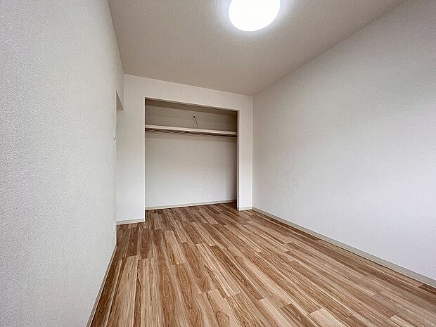 洋室3（約6.4帖）　ドア：Panasonicベリティス(しっくいホワイト柄)　床：DAIKENマンション用床材(ペカン柄)